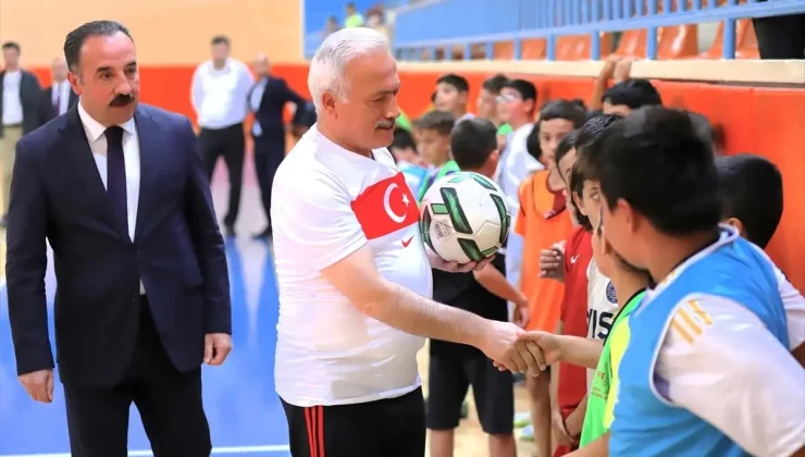 Aksaray Valisi Mehmet Ali Kumbuzoğlu Yaz Spor Okulu Öğrencileriyle Futbol Oynadı