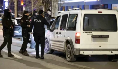 Aksaray’da Güvenlik Uygulaması: Polis Araç ve Şahısları Arıyor