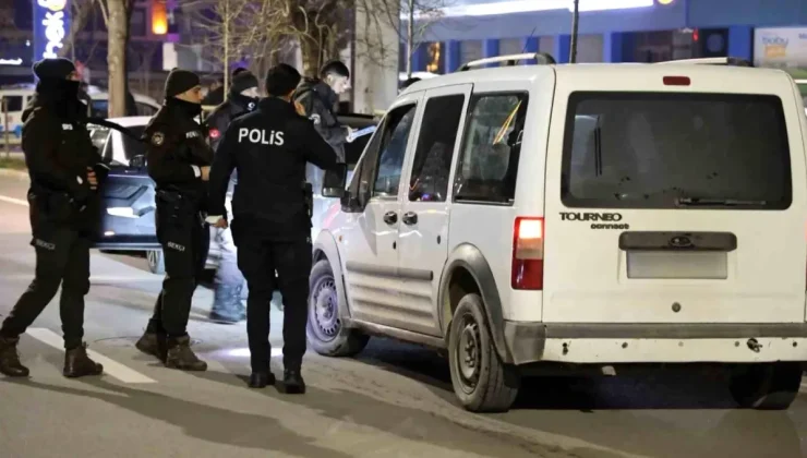 Aksaray’da Güvenlik Uygulaması: Polis Araç ve Şahısları Arıyor