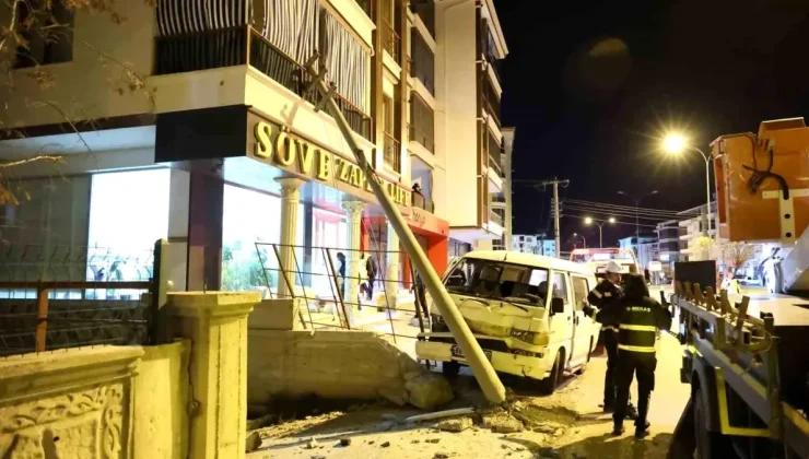 Aksaray’da Kontrolden Çıkan Minibüs Elektrik Direğine Çarptı