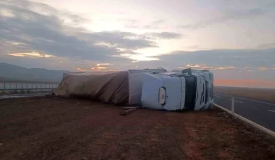 Aksaray’da Tırın Kontrolden Çıkması Sonucu Sürücü Yaralandı